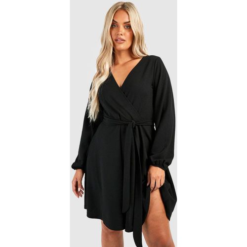 Vestito Skater Plus Size a incrocio con fascia allacciata in vita - boohoo - Modalova