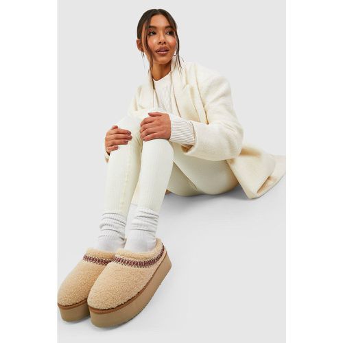 Sandali Mules comodi in pile borg con ricami e zeppa - boohoo - Modalova