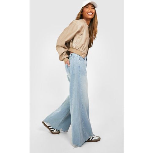 Jeans a gamba ampia a vita bassa con fondo sfilacciato - boohoo - Modalova
