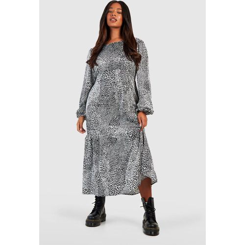 Vestito Plus Size in raso con stampa intessuta e maniche lunghe - boohoo - Modalova