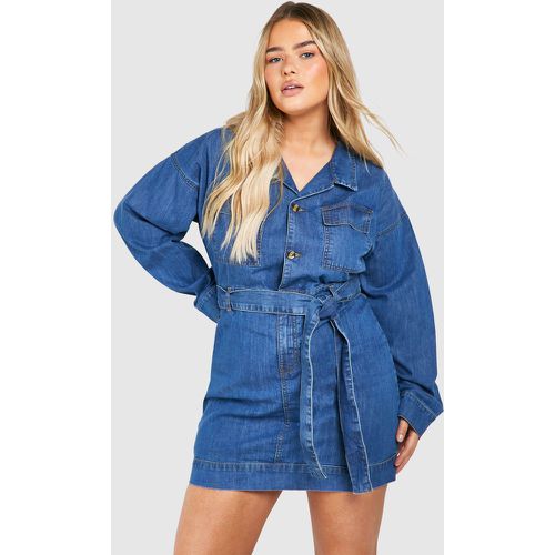 Vestito Plus Size in denim a maniche lunghe con fascia allacciata in vita - boohoo - Modalova