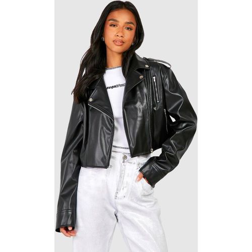 Giacca da biker corta Petite in pelle sintetica - boohoo - Modalova