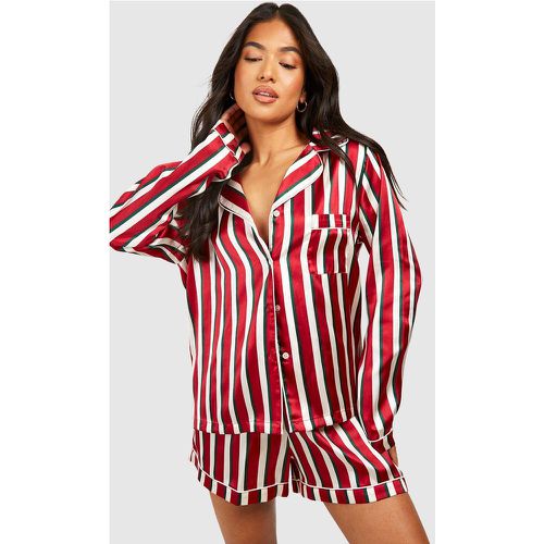 Pijama Petite Corto De Manga Larga Y Raso Con Rayas - boohoo - Modalova