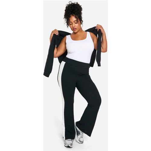 Pantaloni dritti Plus Size con striscia laterale - boohoo - Modalova