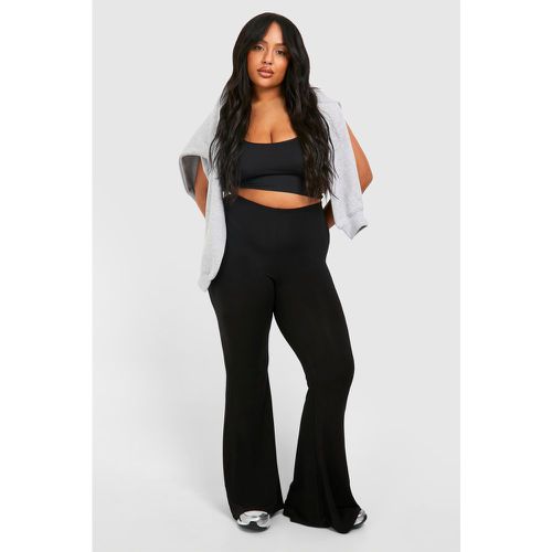 Plus High Waisted Ruched Bum Jersey Flared Trousers - boohoo - Modalova