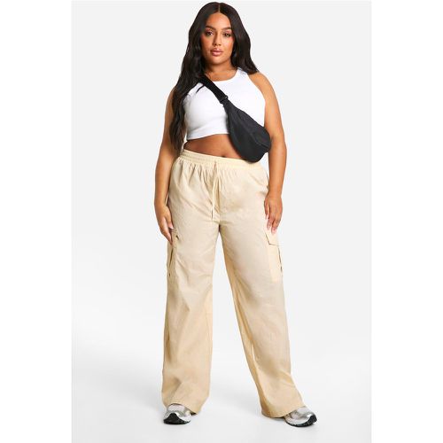 Pantaloni Plus Size in tessuto con laccetti in vita - boohoo - Modalova