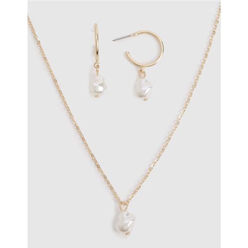 Set orecchini a cerchio e collana di perle con pendenti - boohoo - Modalova