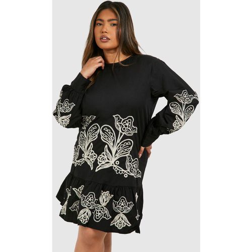 Vestito Plus Size a maniche lunghe con ricami e volant sul fondo - boohoo - Modalova