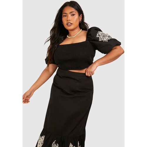 Top Plus Size con ricami e maniche a sbuffo - boohoo - Modalova