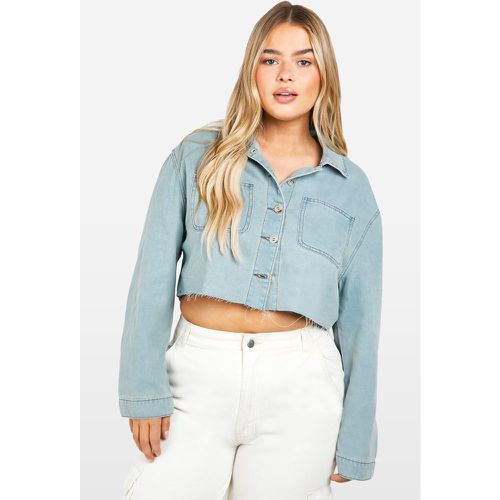 Camicia corta Plus Size in denim leggero a maniche lunghe - boohoo - Modalova