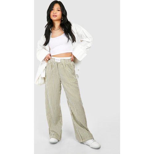 Pantaloni Petite a righe verticali con fascia in vita a contrasto - boohoo - Modalova