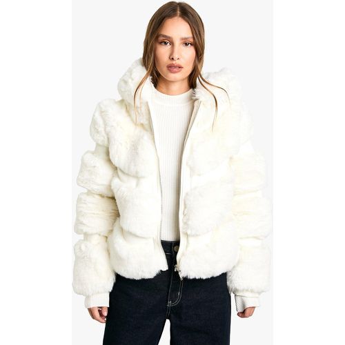 Chaqueta De Pelo Sintético Con Capucha - boohoo - Modalova