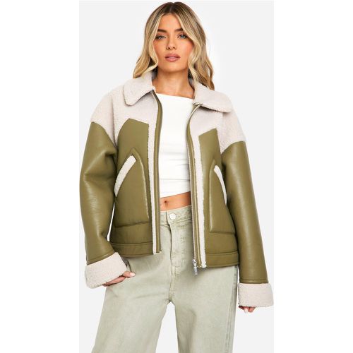 Chaqueta De Aviador De Cuero Sintético Con Ribete De Borreguito Sintético - boohoo - Modalova