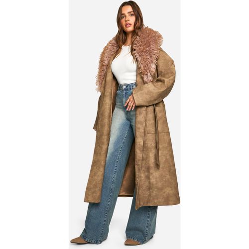 Gabardina Efecto Vintage De Cuero Sintético Con Cuello De Pelo - boohoo - Modalova