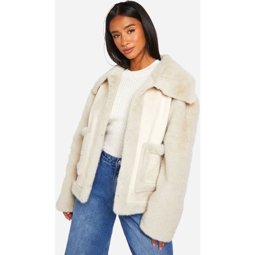 Chaqueta Petite Corta De Pelo Sintético - boohoo - Modalova