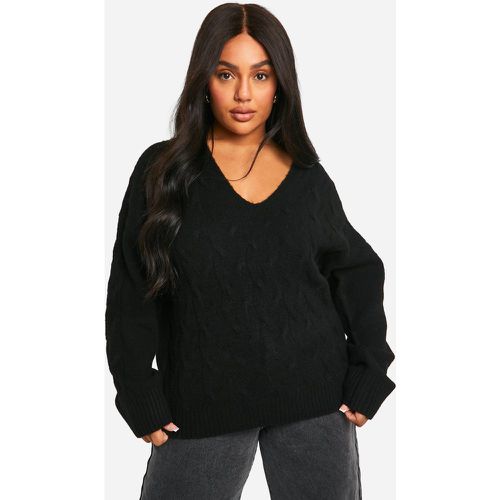 Maglione Plus Size in maglia morbida intrecciata con scollo a V - boohoo - Modalova