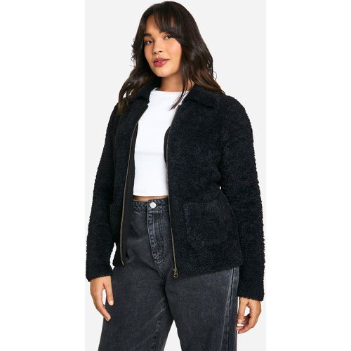 Cardigan Plus Size in maglia morbida in bouclé con zip e colletto - boohoo - Modalova