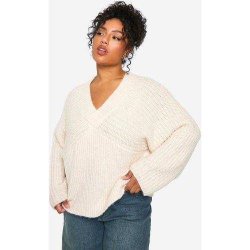 Maglione Plus Size a coste spesse con maniche ampie e scollo a V - boohoo - Modalova