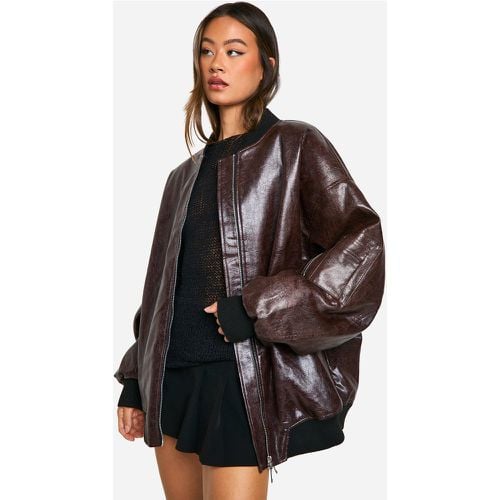 Chaqueta Tall Bomber Oversize De Cuero Sintético Agrietada - boohoo - Modalova