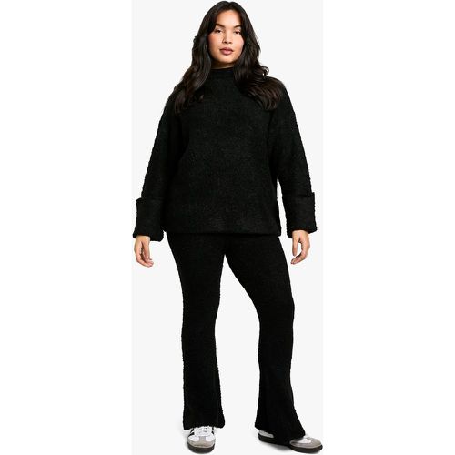 Maglione Plus Size in maglia in pile borg a collo alto con polsini & pantaloni a zampa coordinati - boohoo - Modalova