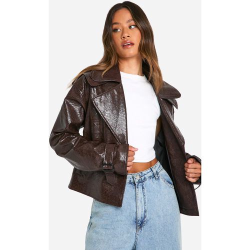 Gabardina Tall Crop De Cuero Sintético Con Acabado De Cocodrilo - boohoo - Modalova