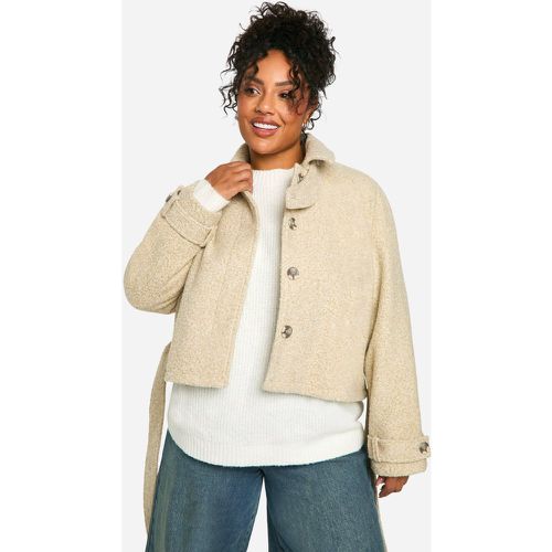 Cappotto Trench corto Plus Size effetto lana in bouclé - boohoo - Modalova