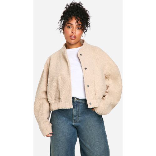 Giacca Bomber Plus Size in bouclé - boohoo - Modalova