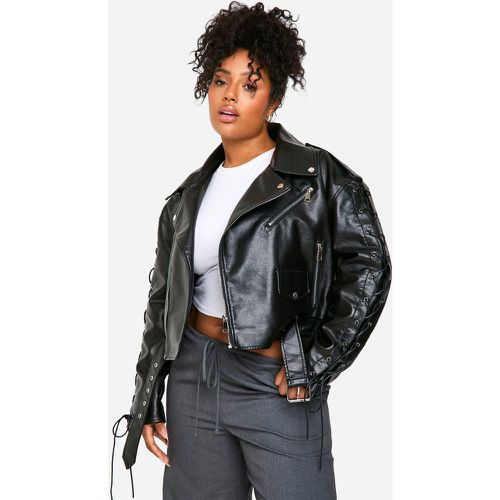 Giacca da Biker Plus Size oversize in pelle sintetica con laccetti - boohoo - Modalova