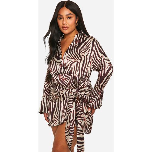 Vestito scaldacuore Plus Size a camicia con stampa animalier e laccetti in vita - boohoo - Modalova