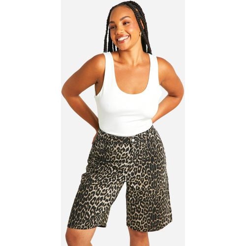 Pantaloni tuta Plus Size in denim con stampa leopardata - boohoo - Modalova