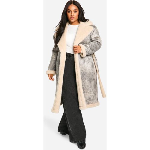 Giacca da aviatore Plus Size lunga con cintura effetto vintage - boohoo - Modalova