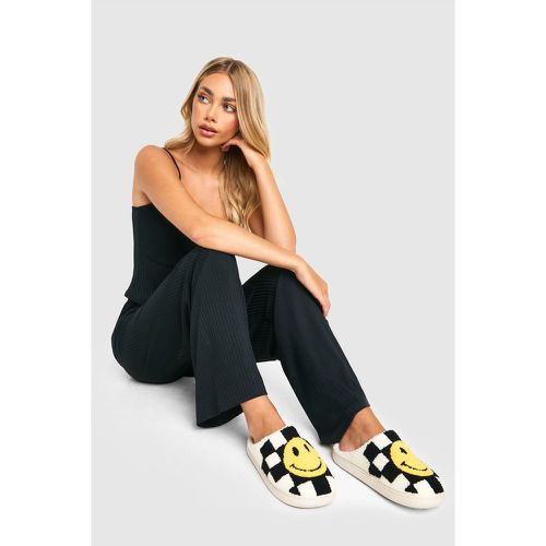 Zapatillas Para Estar En Casa De Borreguito Con Estampado De Cuadros Y Cara Feliz - boohoo - Modalova