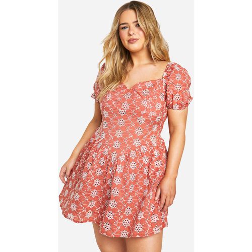 Miniabito Plus Size in pizzo sangallo con maniche a sbuffo e balze - boohoo - Modalova