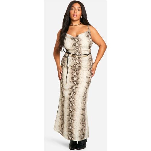 Vestito maxi Plus Size in chiffon effetto pelle di serpente con scollo a cappuccio - boohoo - Modalova