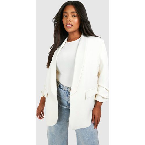 Blazer Plus Size con bavero e ruches sulle maniche - boohoo - Modalova