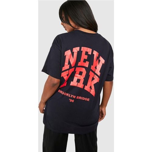 T-shirt Plus Size con stampa New York sul retro - boohoo - Modalova