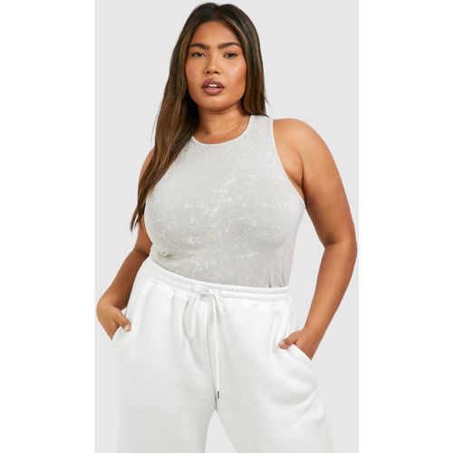 Canotta Plus Size slavata a coste con scollo a vogatore - boohoo - Modalova