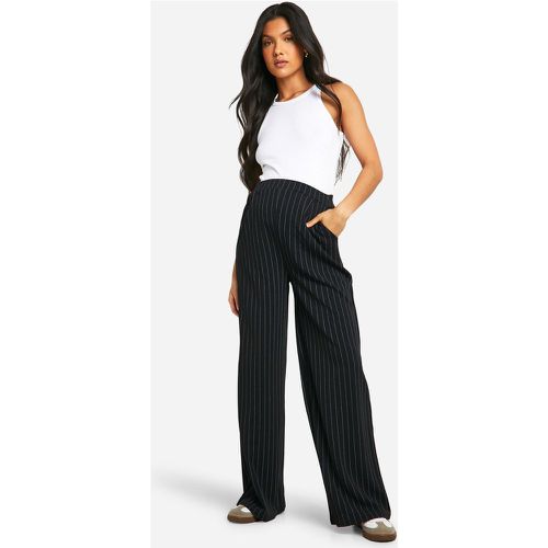 Pantaloni sartoriali Premaman a gamba ampia in crêpe a righe verticali - boohoo - Modalova