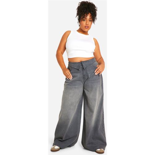 Pantaloni a gamba ampia Plus Size in denim con risvolti e fascia in vita - boohoo - Modalova