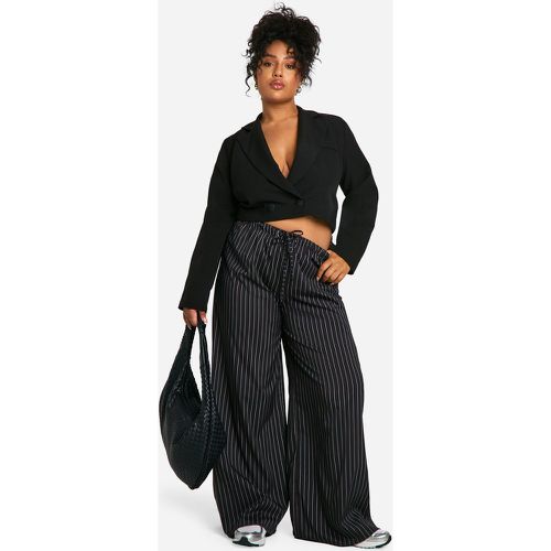 Pantaloni morbidi Plus Size a gamba ampia a righe intessute - boohoo - Modalova