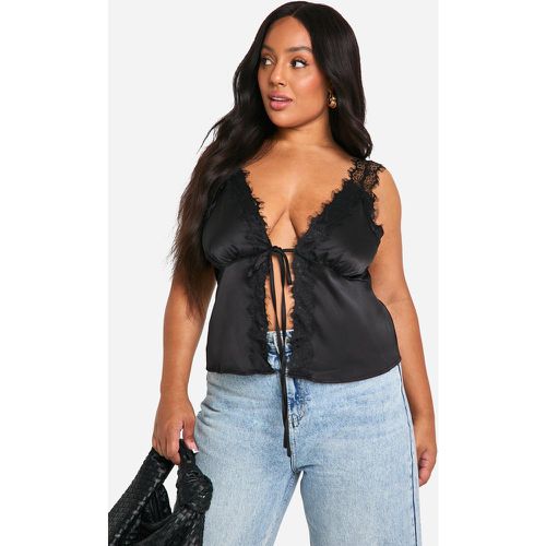 Top smanicato Plus Size con laccetti frontali a contrasto e finiture in pizzo - boohoo - Modalova