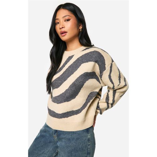 Maglione Petite in maglia in jacquard con motivi a vortice - boohoo - Modalova