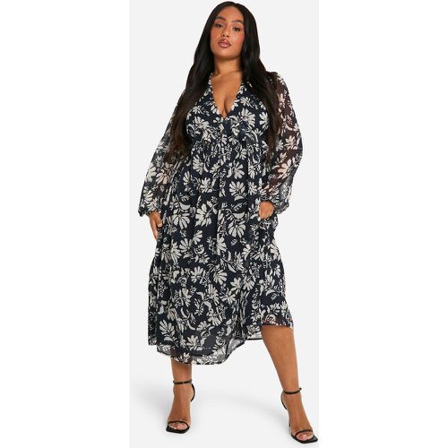 Vestito longuette Plus Size a maniche lunghe in chiffon a fiori monocromatico con volant - boohoo - Modalova