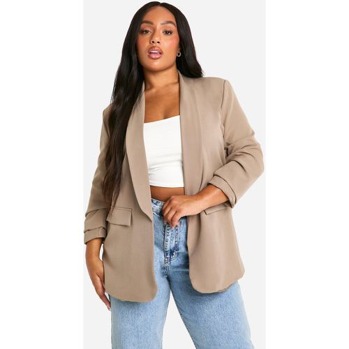 Blazer Plus Size con bavero e ruches sulle maniche - boohoo - Modalova