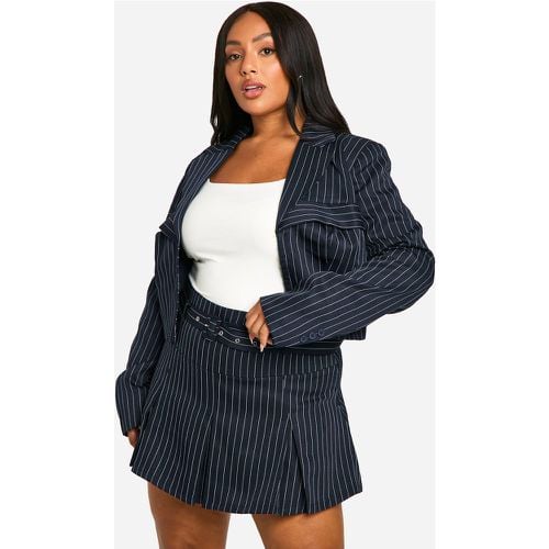 Minigonna sartoriale Plus Size a righe verticali con cintura - boohoo - Modalova