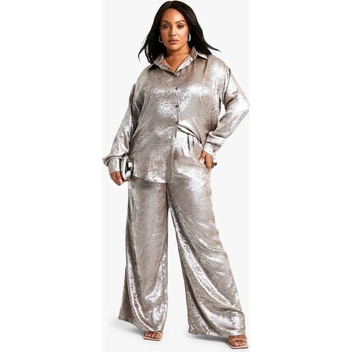 Pantaloni Plus Size a gamba ampia metallizzati con strass - boohoo - Modalova