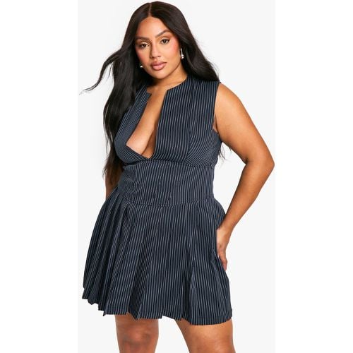 Vestito Plus Size in tessuto a righe con scollo profondo e pieghe - boohoo - Modalova