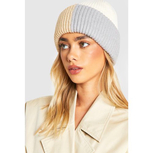 Berretto Beanie in maglia morbida a blocchi di colore - boohoo - Modalova