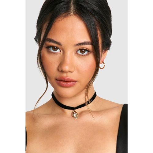 Diamante Cross Pendant Velvet Choker - boohoo - Modalova