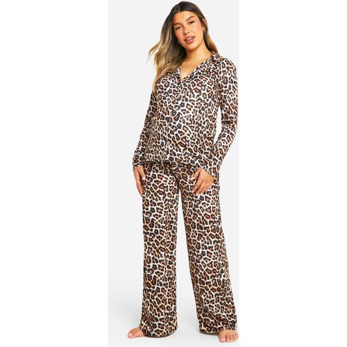 Set pigiama Premaman a maniche corte con stampa leopardata - camicia & pantaloni - boohoo - Modalova